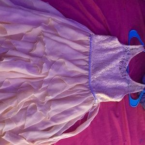 I am selling a nice yellow dress